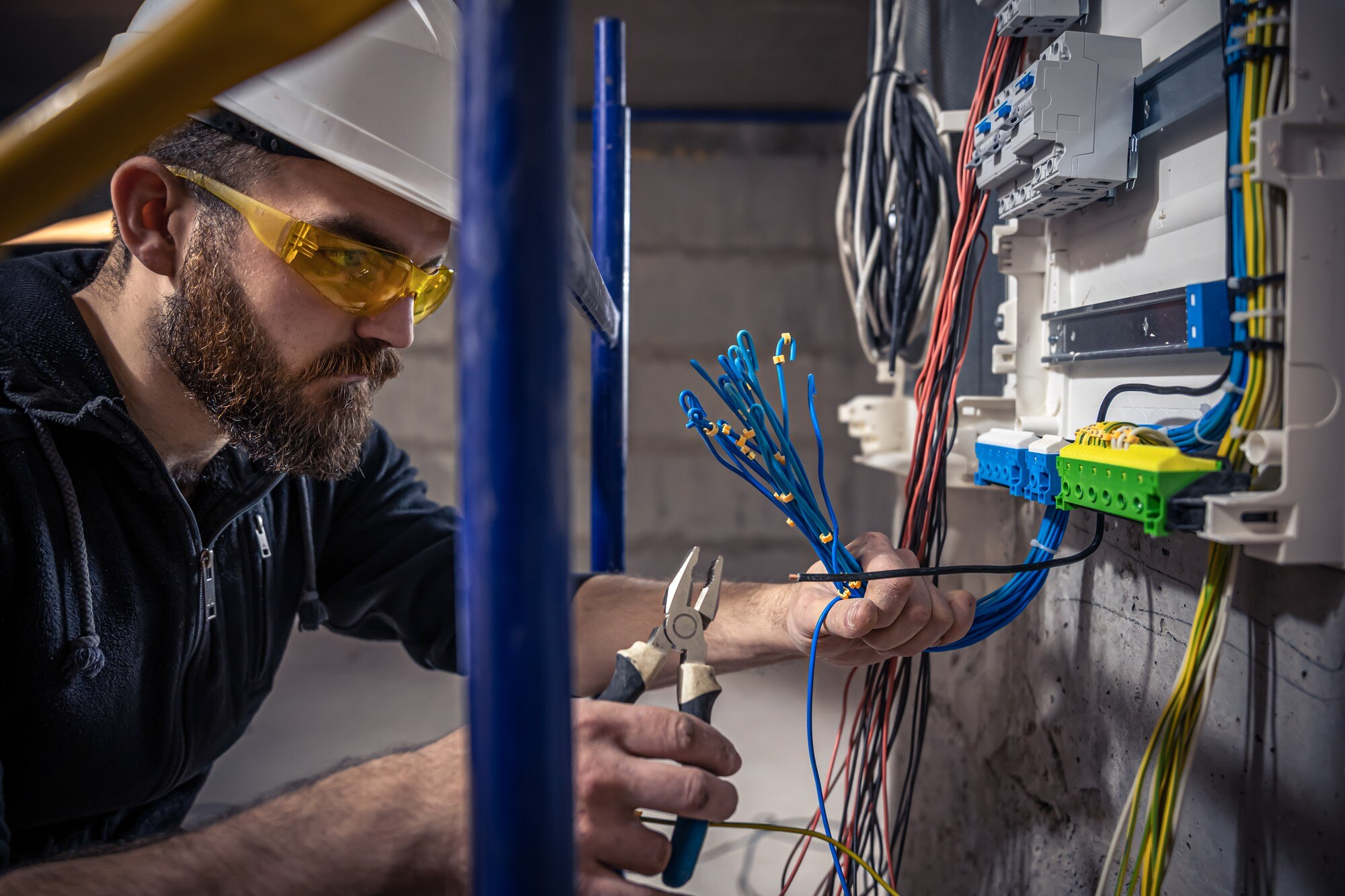 un electrico con alicate